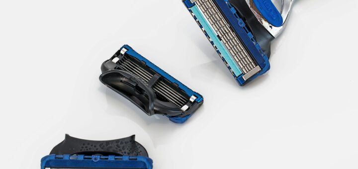 blue razor and its parts