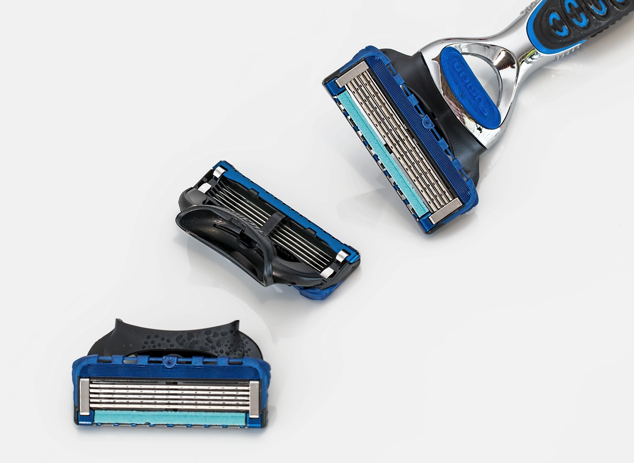 blue razor and its parts